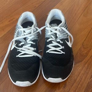 Nike Size 9.5 Black Workout Sneakers